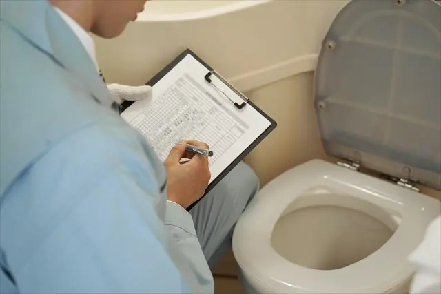 トイレを詰まらせてしまってあふれそうな時の対処法 (1)