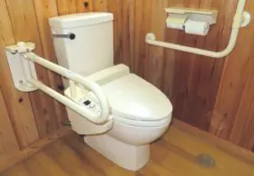 トイレを詰まらせてしまってあふれそうな時の対処法 (3)